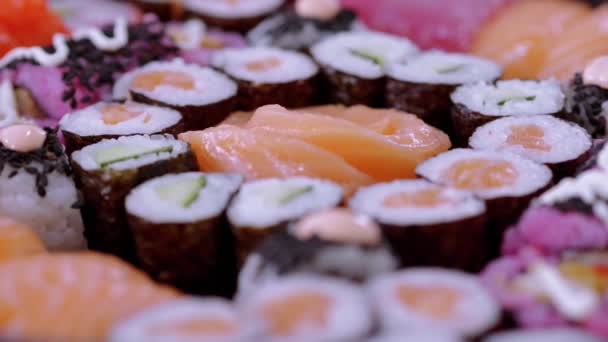 Grote Verscheidenheid Aan Sushi Een Plaat — Stockvideo