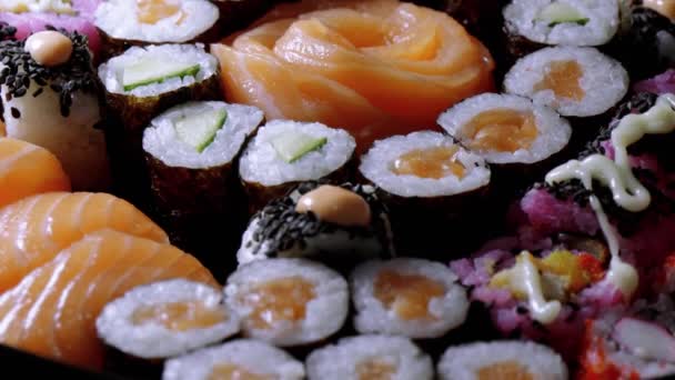 Selección Piezas Sushi Recién Hechas Plato — Vídeo de stock