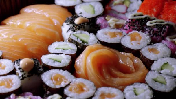 大品种的寿司在盘子上 — 图库视频影像