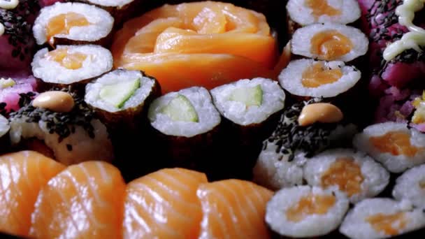 Grote Verscheidenheid Aan Sushi Een Plaat — Stockvideo