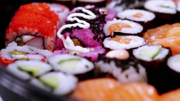 Seleção Peças Sushi Recém Feitas Uma Placa — Vídeo de Stock