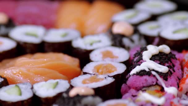 Gros Plan Des Sushi Fraîchement Préparés Sur Une Assiette — Video