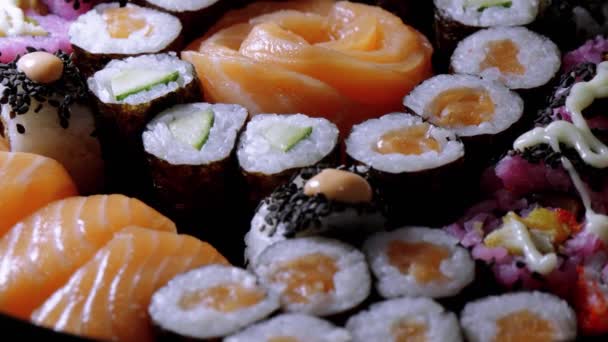 Typisch Asiatisches Essen Vielfalt Verschiedenen Sushi Stücken Auf Großem Teller — Stockvideo