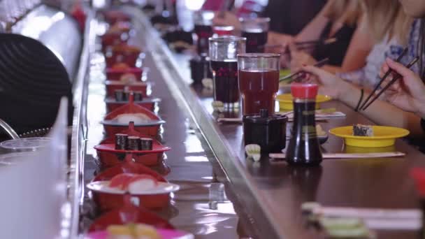 Laufende Sushi Bar Modernes Asiatisches Restaurant — Stockvideo