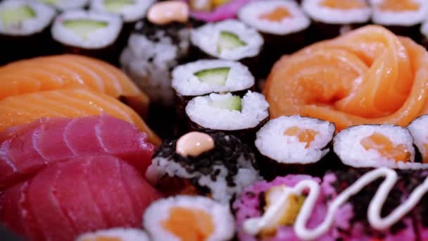 Selección Piezas Sushi Recién Hechas Plato — Vídeo de stock