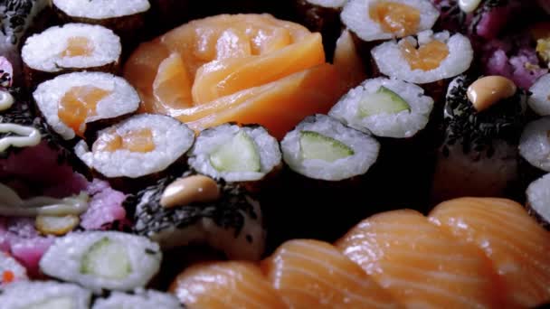 Wybór Świeżo Wykonane Kawałki Sushi Talerzu — Wideo stockowe