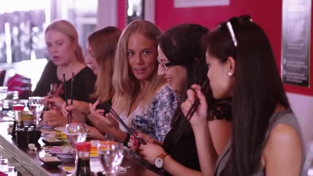 Grupo Mujeres Divirtiéndose Restaurante Sushi Videoclip — Vídeo de stock