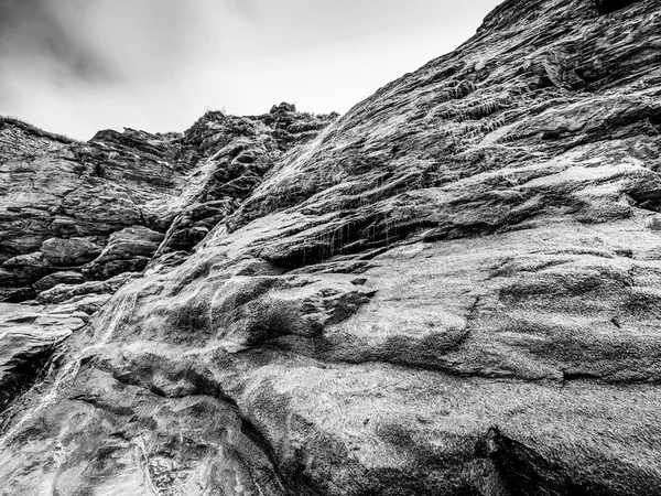 Hermosa Cascada Sobre Piedras Musgosas Cala Tintagel Cornualles Fotografía Viajes —  Fotos de Stock