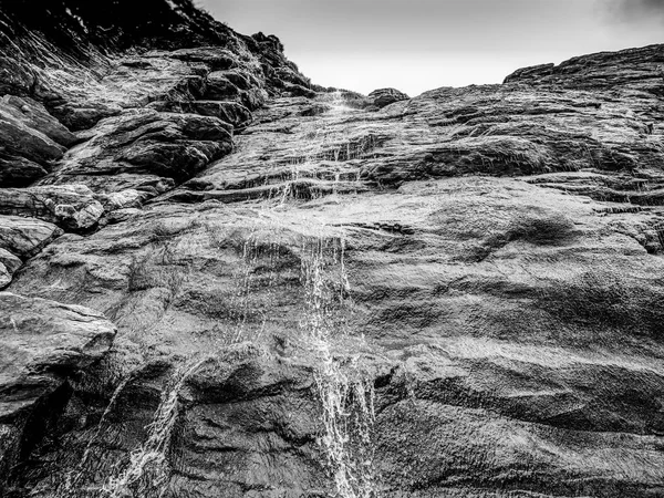 Πανέμορφο Καταρράκτη Πάνω Mossy Πετρών Για Τον Όρμο Του Tintagel — Φωτογραφία Αρχείου