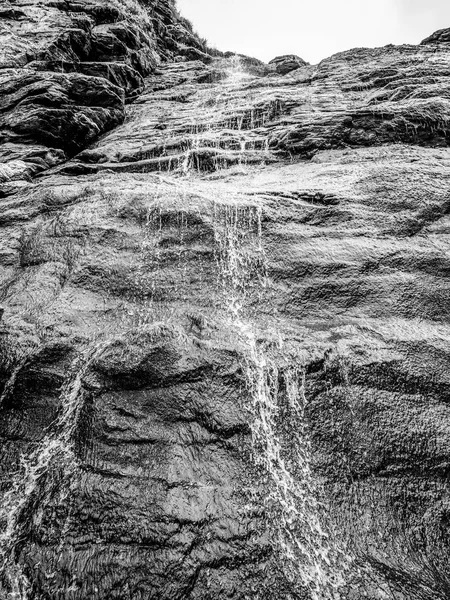 コーンウォール 旅行写真のティンタジェル コーブのコケに覆われた石の上の美しい滝 — ストック写真