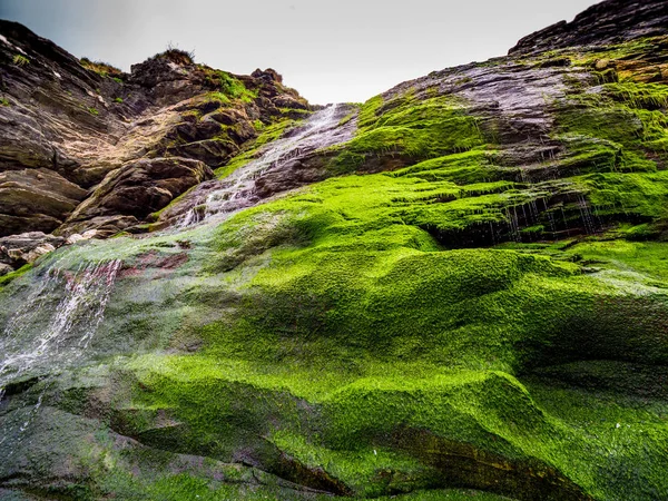 Bela Cachoeira Sobre Pedras Musgosas Enseada Tintagel Cornualha Viagens Fotografia — Fotografia de Stock