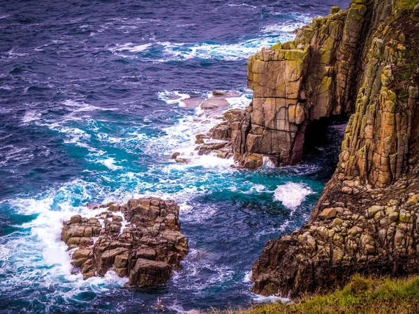 狂野而强烈的海浪冲击着海洋中的岩石 旅行摄影 — 图库照片