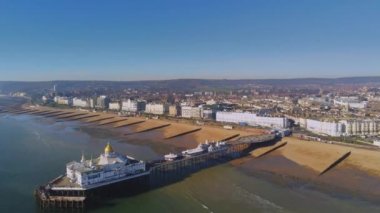 Ingiltere 'nin güney kıyısında Eastbourne İskelesi üzerinde uçuş 