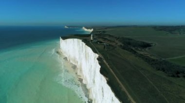 Güney Ingiltere sahilinin beyaz kayalıkları üzerinde uçuş-havadan görünüm