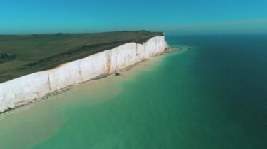 Güney Ingiltere sahilinin beyaz kayalıkları üzerinde uçuş-havadan görünüm
