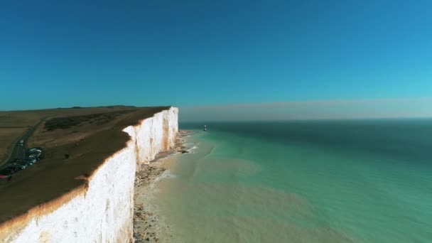 Flug Entlang Der Britischen Küste Mit Ihren Wunderschönen Weißen Klippen — Stockvideo