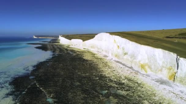 飞越英格兰南部海岸的白色悬崖 — 图库视频影像