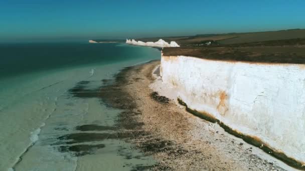 Πτήση Κατά Μήκος Της Βρετανικής Ακτής Υπέροχα Λευκά Βράχια Εναέρια — Αρχείο Βίντεο