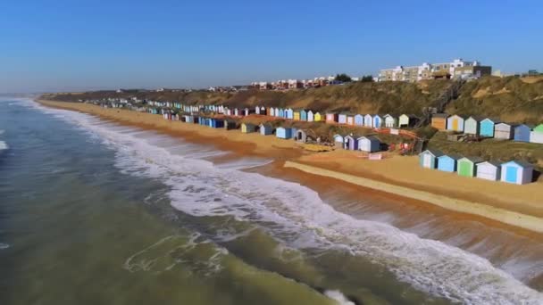 Vuelo Sobre Costa Sur Inglesa Con Sus Coloridas Cabañas — Vídeo de stock