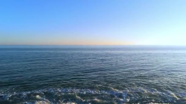 Πτήση Πάνω Από Ηρεμία Μπλε Νερό Του Ωκεανού Στο Ηλιοβασίλεμα — Αρχείο Βίντεο