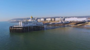 Eastbourne kasabası ve yukarısındaki ünlü İskelesi 