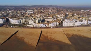 Eastbourne kasabası ve yukarısındaki ünlü İskelesi  