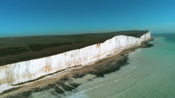 在南英国海岸美妙的白色悬崖上飞行 — 图库视频影像