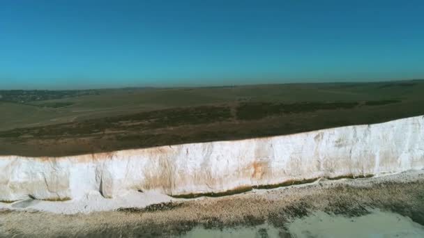 Survol des magnifiques falaises blanches de la côte sud-anglaise - vue aérienne 