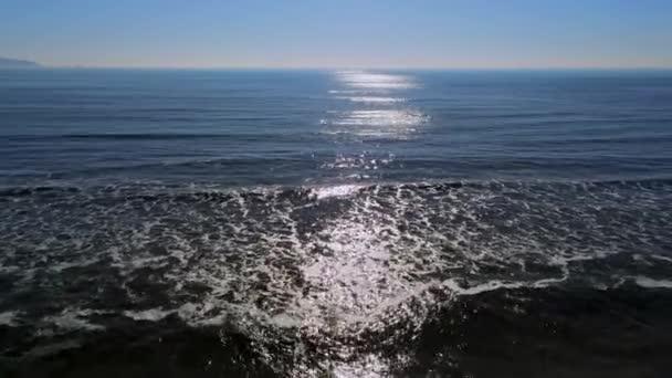 Güneşli Bir Gün Sakin Mavi Okyanus Suyu Üzerinde Uçuş Havadan — Stok video