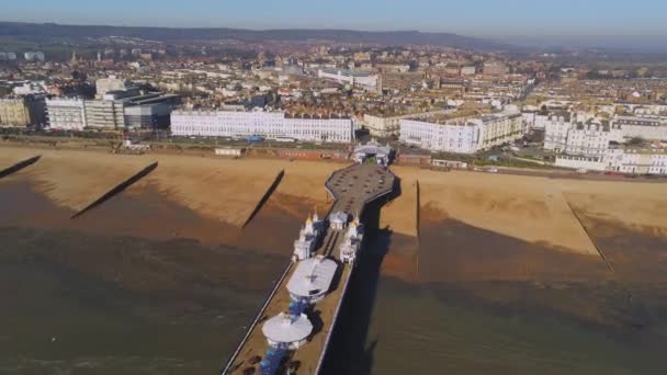 イングランド南岸のイーストボーン桟橋上空を飛行 — ストック動画