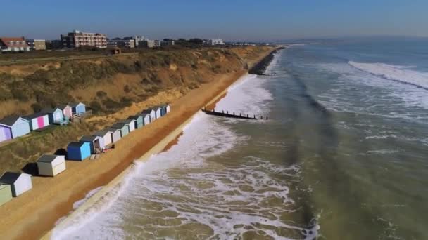 Las Coloridas Cabañas Costa Sur Inglesa Desde Arriba — Vídeo de stock