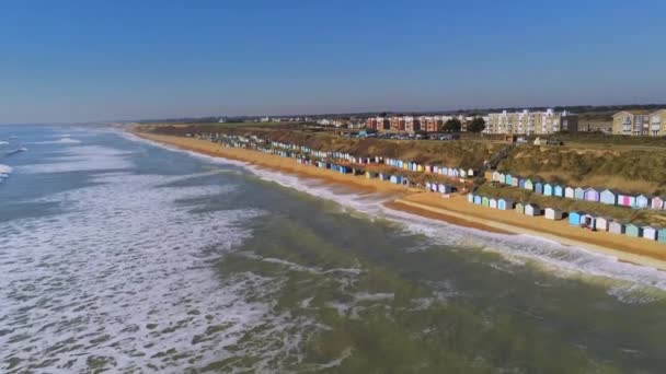 Vol Dessus Côte Sud Anglaise Avec Ses Cabanes Colorées — Video