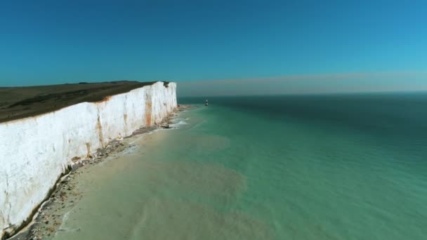 在南英国海岸美妙的白色悬崖上飞行 — 图库视频影像