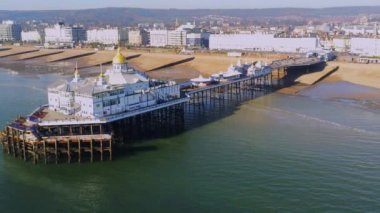 Ingiltere 'nin güney kıyısında Eastbourne İskelesi üzerinde uçuş 