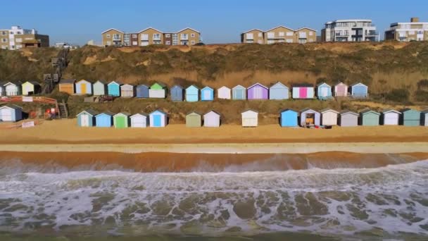 Las Coloridas Cabañas Costa Sur Inglesa Desde Arriba Vista Aérea — Vídeo de stock