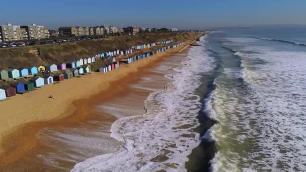 Vuelo Sobre Costa Sur Inglesa Con Sus Coloridas Cabañas — Vídeo de stock