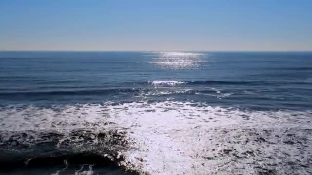 Vlucht Kalme Blauwe Oceaanwater Een Zonnige Dag Luchtfoto — Stockvideo