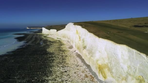 Vuelo Sobre Los Acantilados Blancos Costa Sur Inglaterra Vista Aérea — Vídeo de stock