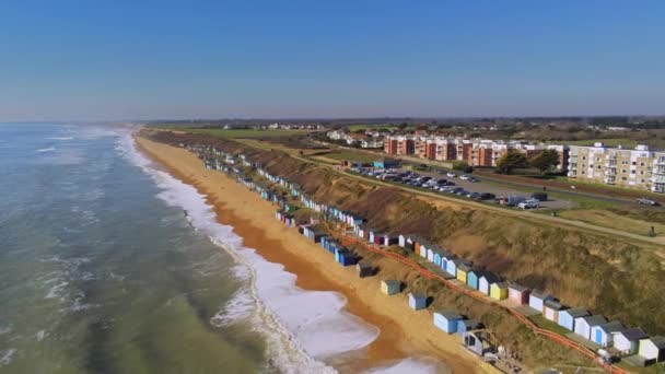 そのカラフルな小屋と英語南海岸のフライト 空中景色 — ストック動画
