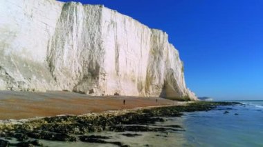 Güney Ingiliz sahilinde muhteşem beyaz kayalıkların üzerinde uçuş-havadan görünüm