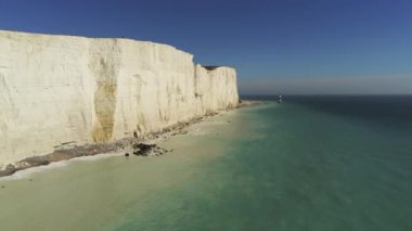 Güney Ingiltere sahilinin beyaz kayalıkları üzerinde uçuş-havadan görünüm