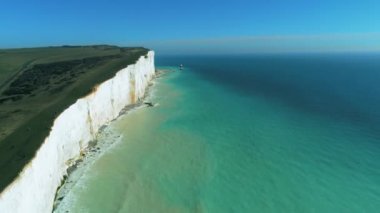 Güney Ingiltere sahilinin beyaz kayalıkları üzerinde uçuş-havadan görünüm