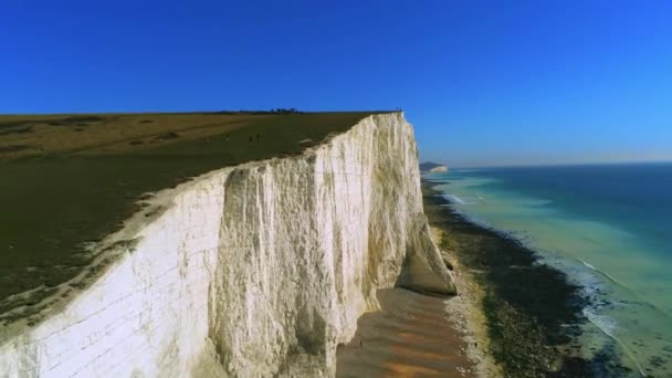 De witte kliffen van Seven Sisters van bovenaf — Stockvideo