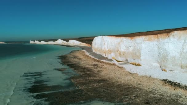 飞越英国海滩头和七姐妹的白色悬崖 — 图库视频影像