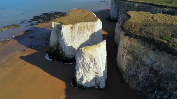 Beautiful Botany Bay and chalk rocks in England from above — Stock Video