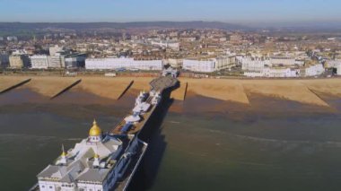 Ingiltere 'nin güney kıyısında Eastbourne İskelesi üzerinde uçuş 