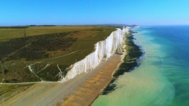 Ingiltere 'de Beachy Head ve yedi Sisters beyaz kayalıkların üzerinde uçuş-havadan görünüm