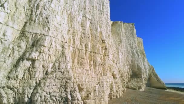 白い崖を持つイングランドの七姉妹の海岸線 空中景色 — ストック動画