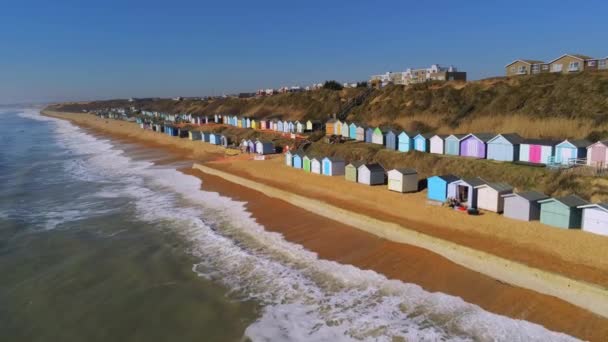 Yukarıdaki Havadan Görünümden Ingiliz Güney Kıyısında Renkli Kulübeleri — Stok video