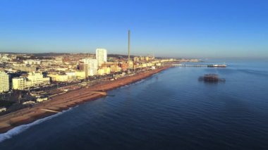 Ingiltere 'de Brighton Plajı ve Brighton İskelesi üzerinde uçuş-havadan görünüm